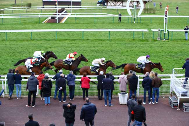 Photo d'arrivée de la course pmu PRIX DE LA FORET DE COMPIEGNE à COMPIEGNE le Lundi 20 mars 2023