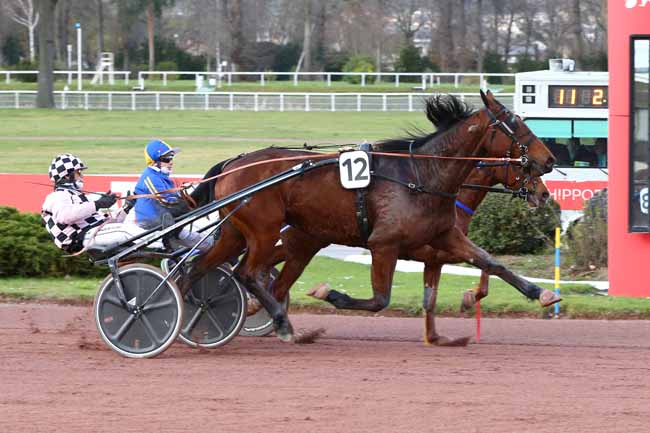 Photo d'arrivée de la course pmu PRIX DES COTES D'ARMOR à ENGHIEN le Mardi 21 mars 2023