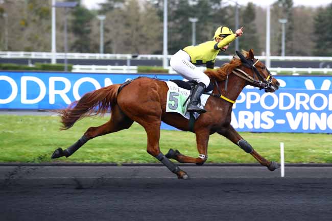 Photo d'arrivée de la course pmu PRIX ALI HAWAS à PARIS-VINCENNES le Vendredi 24 mars 2023