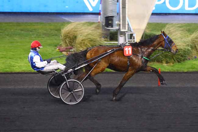 Photo d'arrivée de la course pmu PRIX DE TRAPPES à PARIS-VINCENNES le Vendredi 24 mars 2023