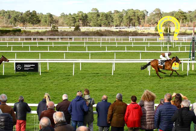 Photo d'arrivée de la course pmu PRIX DE MORET-SUR-LOING à FONTAINEBLEAU le Lundi 27 mars 2023