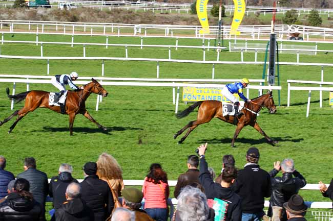 Photo d'arrivée de la course pmu PRIX DE VULAINES-SUR-SEINE à FONTAINEBLEAU le Mardi 4 avril 2023