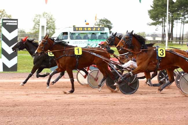 Photo d'arrivée de la course pmu PRIX DES CUISINES YOU (PRIX GELINOTTE) à ANGERS le Mercredi 5 avril 2023