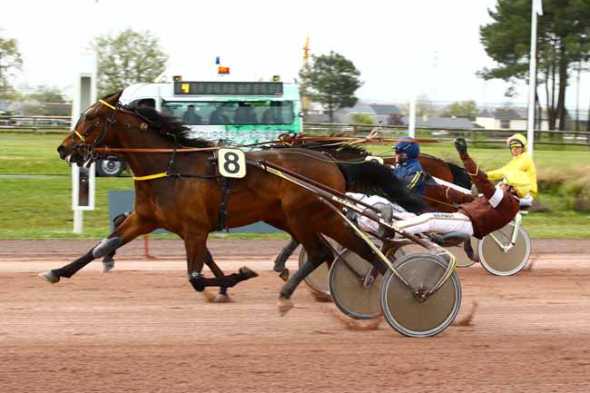 Photo d'arrivée de la course pmu PRIX ROXANE GRIFF à ANGERS le Mercredi 5 avril 2023