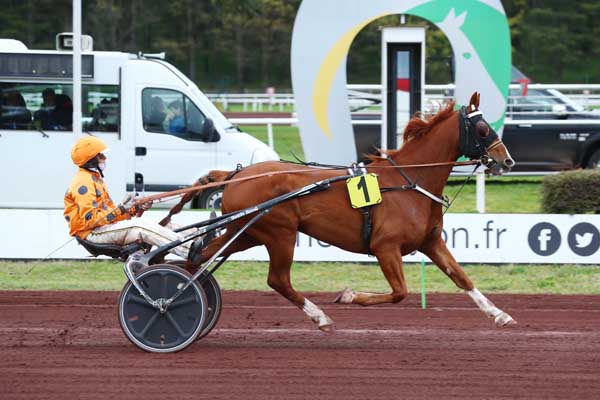 Photo d'arrivée de la course pmu PRIX DU MARCHE DES TERROIRS (PRIX HENRI CALLIER) à LYON PARILLY le Mercredi 12 avril 2023