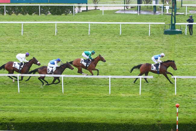Photo d'arrivée de la course pmu PRIX DURBAN à SAINT CLOUD le Vendredi 14 avril 2023