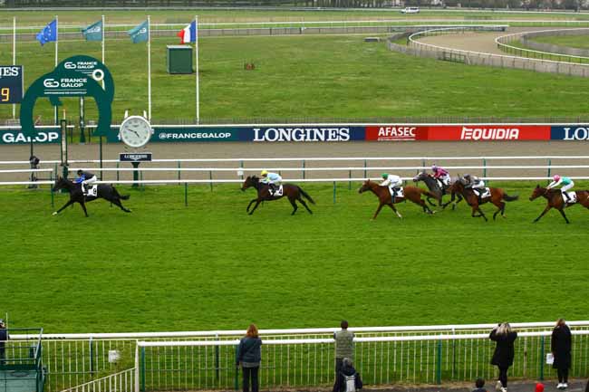 Photo d'arrivée de la course pmu PRIX DU CARREFOUR DES LIONS à CHANTILLY le Lundi 17 avril 2023