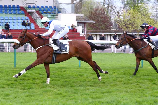 Photo d'arrivée de la course pmu PRIX DU FINISTERE à COMPIEGNE le Mardi 25 avril 2023