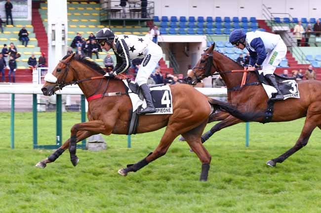 Photo d'arrivée de la course pmu PRIX DU MONT-DORE à COMPIEGNE le Mardi 25 avril 2023
