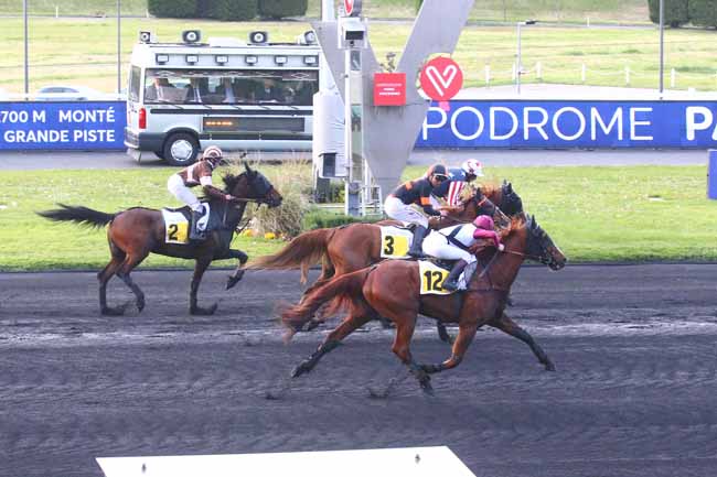 Photo d'arrivée de la course pmu PRIX MIRIAM à PARIS-VINCENNES le Mardi 25 avril 2023