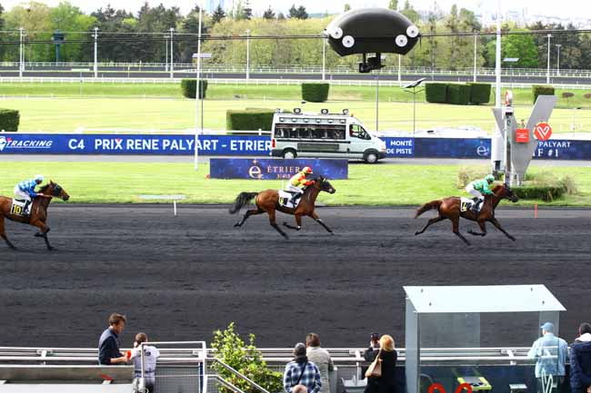 Photo d'arrivée de la course pmu PRIX RENE PALYART - ETRIER 4 ANS Q1 à PARIS-VINCENNES le Vendredi 28 avril 2023
