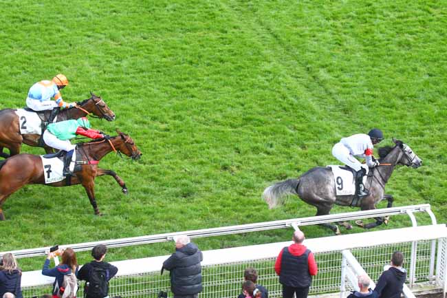 Photo d'arrivée de la course pmu PRIX DES CHARENTES à AUTEUIL le Samedi 29 avril 2023