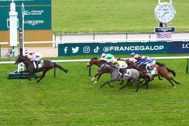 Photo d'arrivée de la course pmu PRIX DE L'AVRE à LONGCHAMP le Dimanche 30 avril 2023