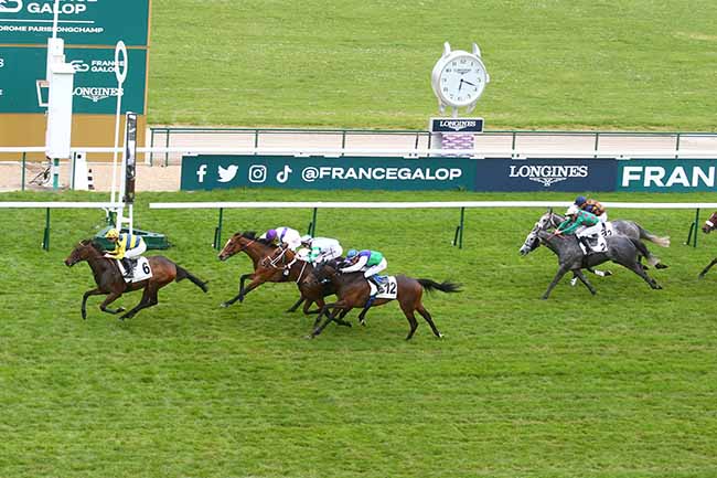 Photo d'arrivée de la course pmu PRIX DE LA VIEILLE TOUR à LONGCHAMP le Dimanche 30 avril 2023