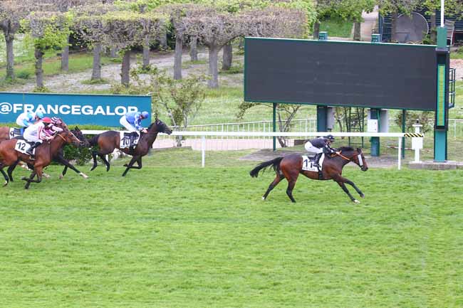 Photo d'arrivée de la course pmu PRIX DES ETANGS DE SAINT-QUENTIN à SAINT CLOUD le Lundi 1 mai 2023