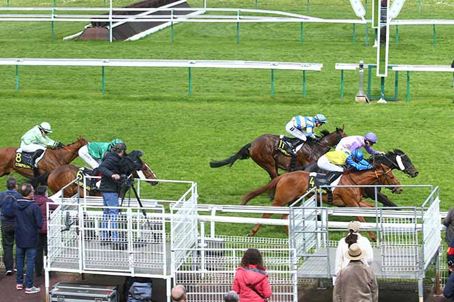 Photo d'arrivée de la course pmu PRIX PMU LE VILLAGEOIS A MONTMACQ (PRIX DE LA BOURDELOTTE) à COMPIEGNE le Mardi 2 mai 2023
