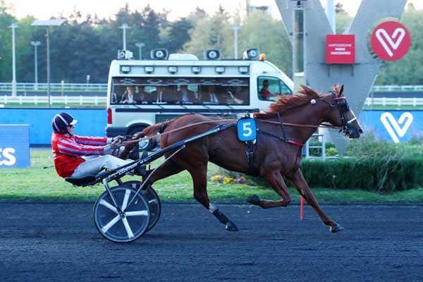 Photo d'arrivée de la course pmu PRIX LORELEY à PARIS-VINCENNES le Mardi 2 mai 2023