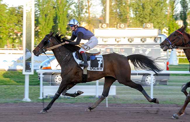 Photo d'arrivée de la course pmu PRIX DE BANASSAT à VICHY le Mercredi 3 mai 2023