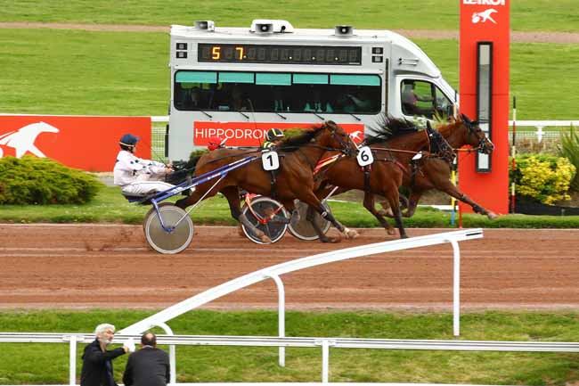 Photo d'arrivée de la course pmu PRIX DU PONT NOTRE-DAME à ENGHIEN le Jeudi 4 mai 2023