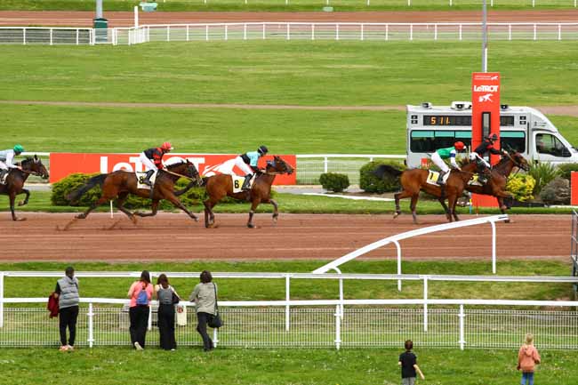 Photo d'arrivée de la course pmu PRIX D'HERMONVILLE à ENGHIEN le Jeudi 4 mai 2023