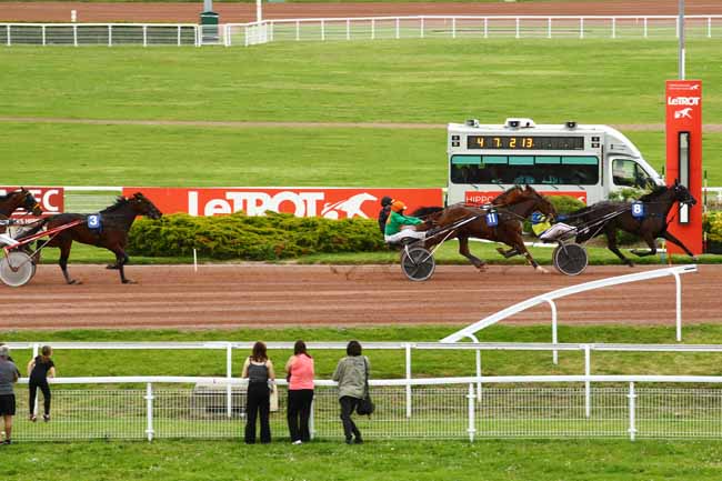 Photo d'arrivée de la course pmu PRIX DU PONT CHARLES DE GAULLE à ENGHIEN le Jeudi 4 mai 2023