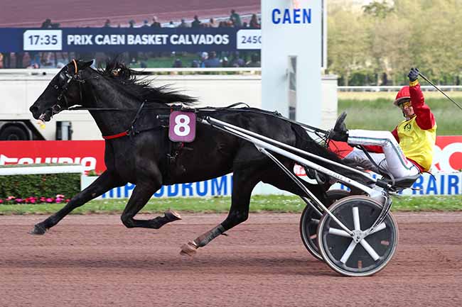 Photo d'arrivée de la course pmu PRIX CAEN BASKET CALVADOS (PRIX GUILLAUME LE CONQUERANT) à CAEN le Samedi 13 mai 2023