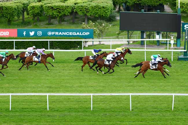Photo d'arrivée de la course pmu PRIX DE LA HUME à SAINT CLOUD le Mardi 16 mai 2023
