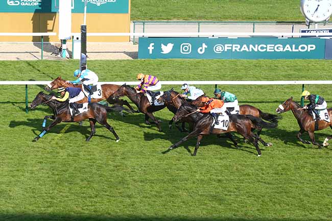 Photo d'arrivée de la course pmu PRIX DU CROULE-BARBE à LONGCHAMP le Jeudi 18 mai 2023
