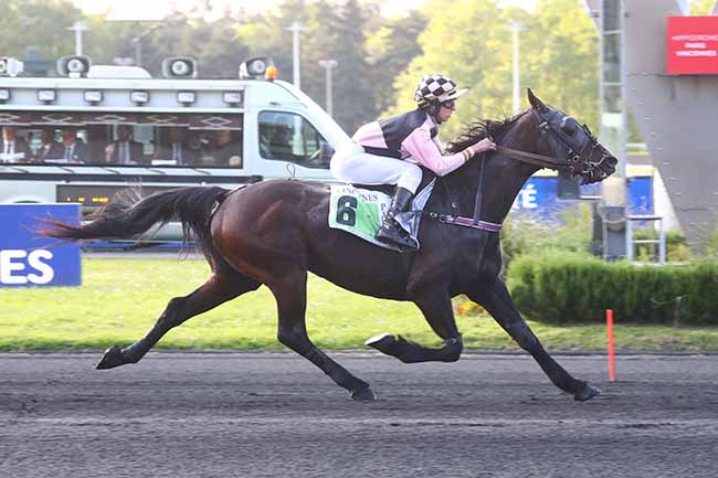 Photo d'arrivée de la course pmu PRIX EMILE NEVEUX à PARIS-VINCENNES le Mardi 23 mai 2023