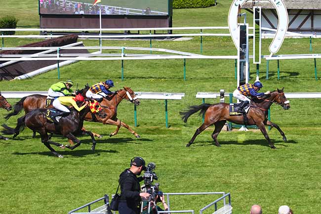Photo d'arrivée de la course pmu PRIX DE SAINT-SAUVEUR à COMPIEGNE le Vendredi 26 mai 2023