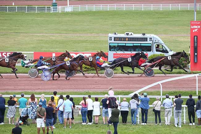 Photo d'arrivée de la course pmu PRIX DU RHONE à ENGHIEN le Samedi 27 mai 2023