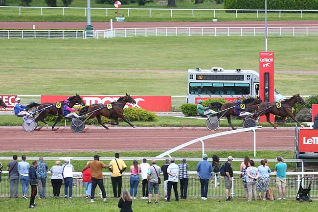 Photo d'arrivée de la course pmu PRIX DE LA PLACE DU CHATELET à ENGHIEN le Samedi 27 mai 2023