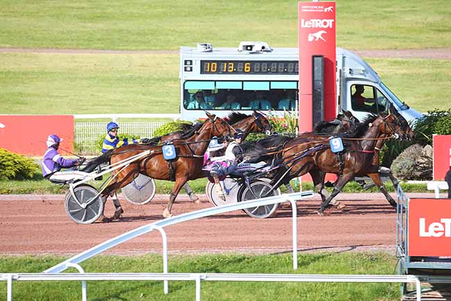 Photo d'arrivée de la course pmu PRIX D'ESPELETTE à ENGHIEN le Samedi 27 mai 2023