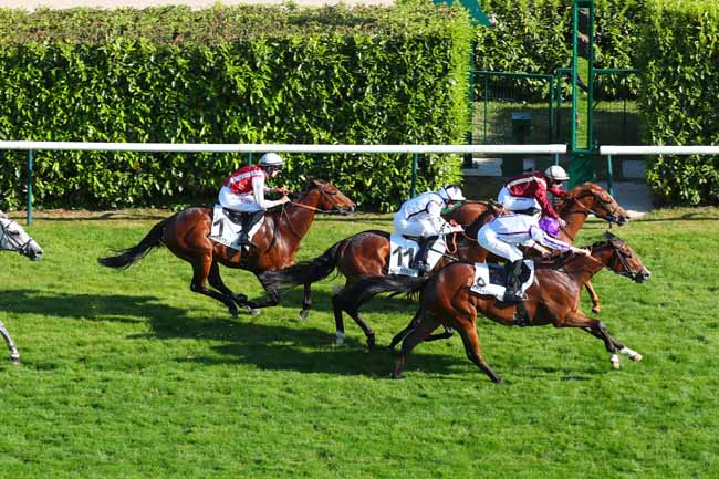 Photo d'arrivée de la course pmu PRIX DU GROS-CHENE à CHANTILLY le Dimanche 4 juin 2023