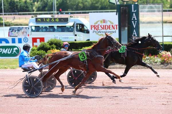 Photo d'arrivée de la course pmu PRIX V AND B LAVAL (PRIX JEAN DE LA VAISSIERE DE LAVERGNE) à LAVAL le Mercredi 7 juin 2023