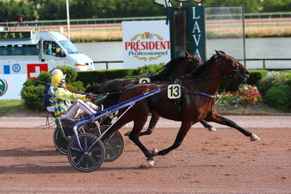 Photo d'arrivée de la course pmu PRIX BARONS GUY ET JACQUES DE MEYNARD à LAVAL le Mercredi 7 juin 2023