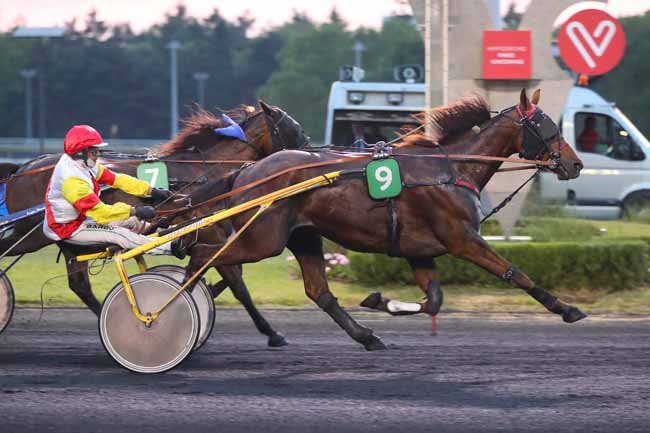 Photo d'arrivée de la course pmu PRIX RADIO LATINA (PRIX MINERVA) à PARIS-VINCENNES le Vendredi 9 juin 2023