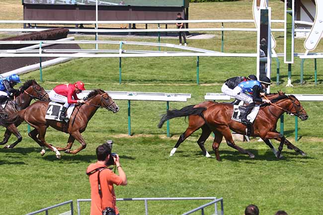Photo d'arrivée de la course pmu PRIX DE LA FONTAINE ROCH à COMPIEGNE le Vendredi 9 juin 2023