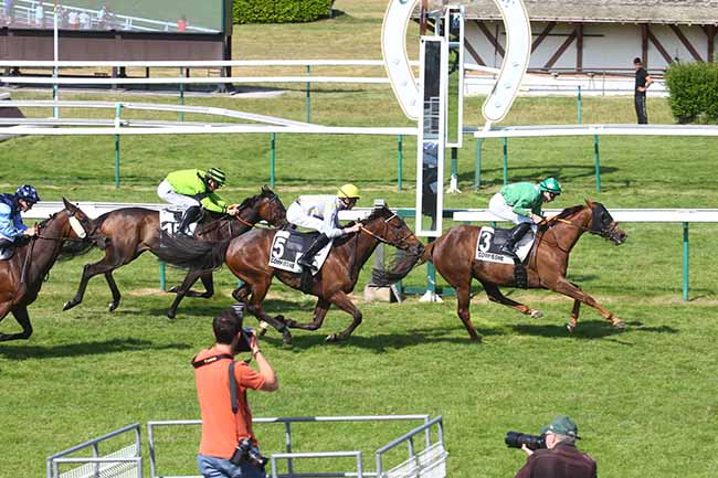 Photo d'arrivée de la course pmu PRIX DE LA GARDE IMPERIALE à COMPIEGNE le Vendredi 9 juin 2023