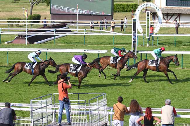 Photo d'arrivée de la course pmu PRIX DU PALAIS IMPERIAL à COMPIEGNE le Vendredi 9 juin 2023