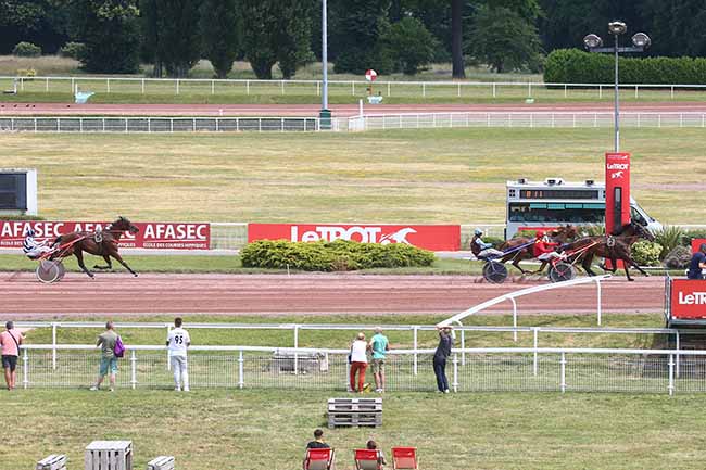 Photo d'arrivée de la course pmu PRIX DE LA PLACE DUPLEIX à ENGHIEN le Samedi 17 juin 2023