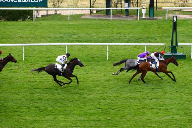 Photo d'arrivée de la course pmu PRIX HELISSIO à SAINT CLOUD le Lundi 19 juin 2023