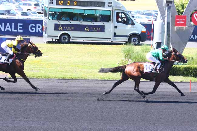 Photo d'arrivée de la course pmu PRIX DE NORMANDIE - ETRIER 5 ANS FINALE à PARIS-VINCENNES le Dimanche 25 juin 2023
