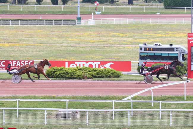 Photo d'arrivée de la course pmu PRIX DE LA GARE DES INVALIDES à ENGHIEN le Jeudi 29 juin 2023