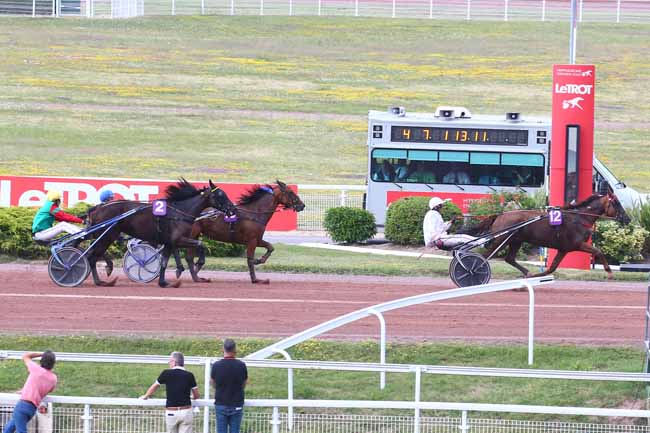 Photo d'arrivée de la course pmu PRIX DU PARC MONCEAU à ENGHIEN le Jeudi 29 juin 2023