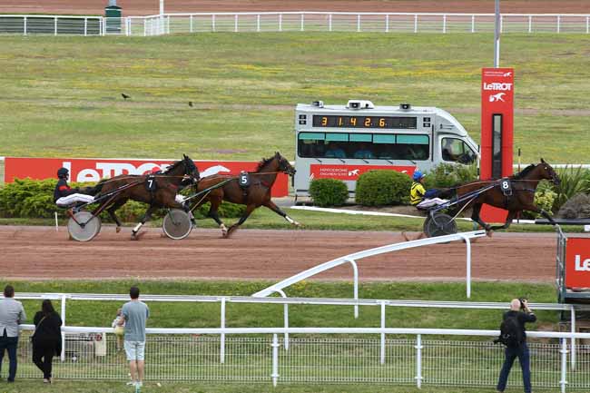 Photo d'arrivée de la course pmu PRIX DU PONT DE L'ARCHEVECHE à ENGHIEN le Samedi 1 juillet 2023