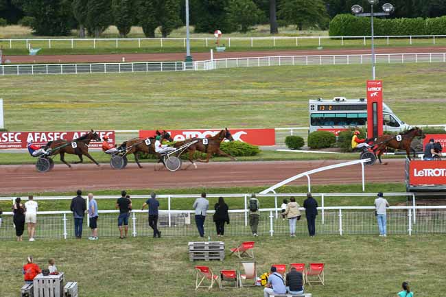 Photo d'arrivée de la course pmu PRIX DU PONT AVAL à ENGHIEN le Samedi 1 juillet 2023