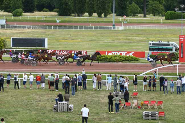 Photo d'arrivée de la course pmu PRIX DU ROUSSILLON à ENGHIEN le Samedi 1 juillet 2023