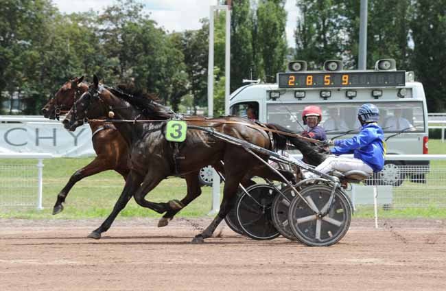 Photo d'arrivée de la course pmu PRIX DE L'ASSOCIATION PASSERELLE (PRIX JEROME SALAMANI) à VICHY le Mardi 4 juillet 2023