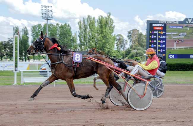 Photo d'arrivée de la course pmu PRIX VANS THEAULT (PRIX DE SAVOIE) à VICHY le Mardi 4 juillet 2023